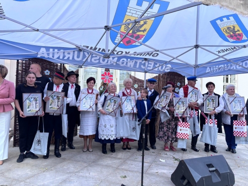 Zdjęcie do aktualności: Dwie reprezentacje Gminy Opatówek na Estradzie Folkloru w Koźminku! wiecej